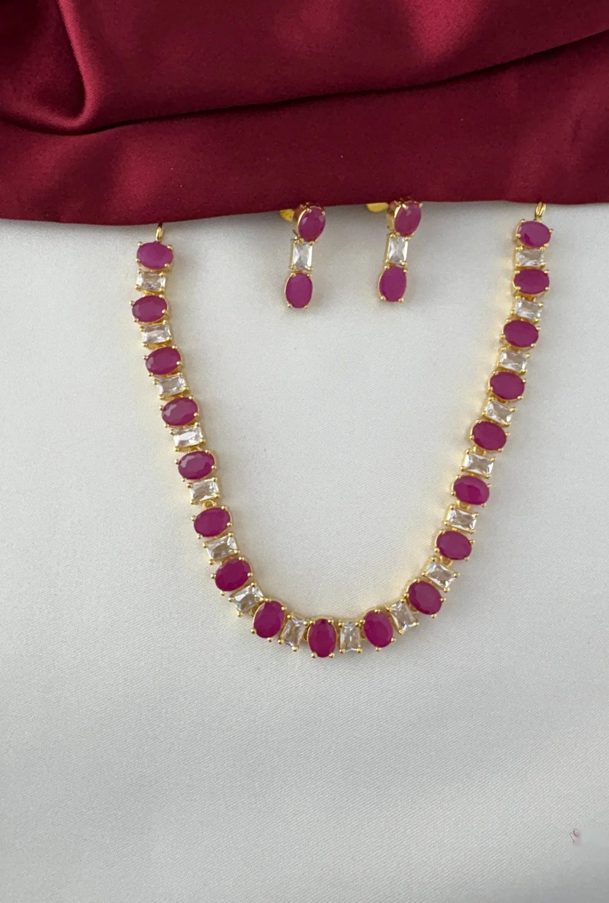 Gold-Plated Ruby White Gem Oval Necklace Set - Regal Allure – Gold Plated Ruby-Tone White Gem Oval Necklace Set – front view
