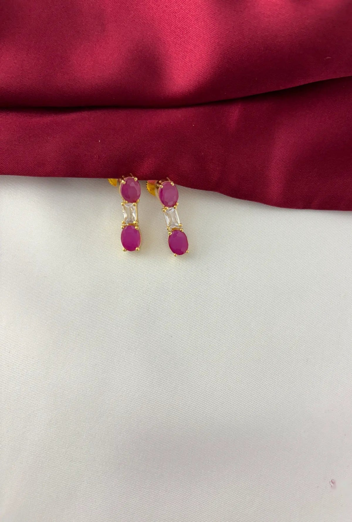 Gold-Plated Ruby White Gem Oval Necklace Set - Regal Allure – Gold Plated Ruby-Tone White Gem Oval Necklace Set - Regal